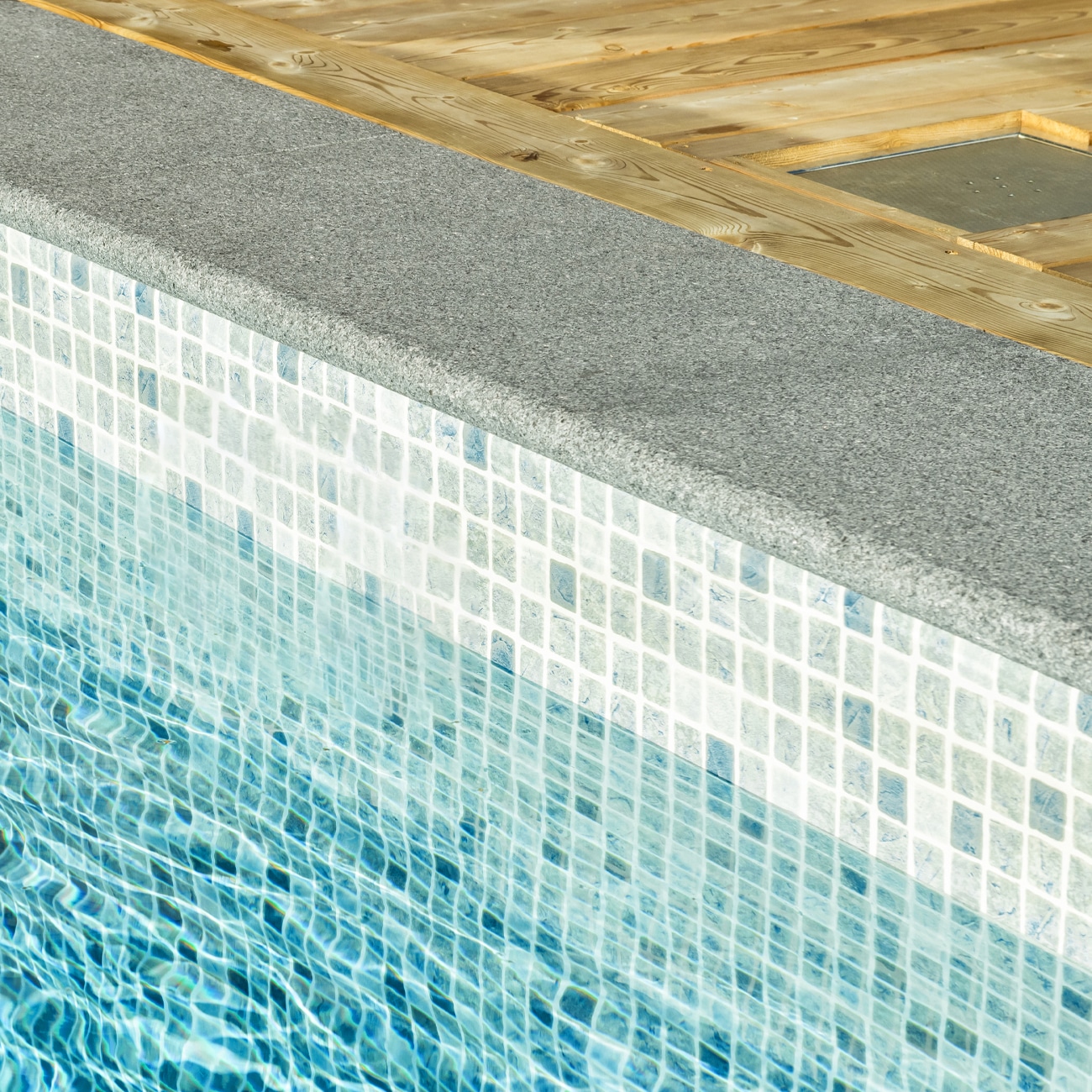 En kantsten ramar in poolen, gör det halksäkert och din pool dess karaktär