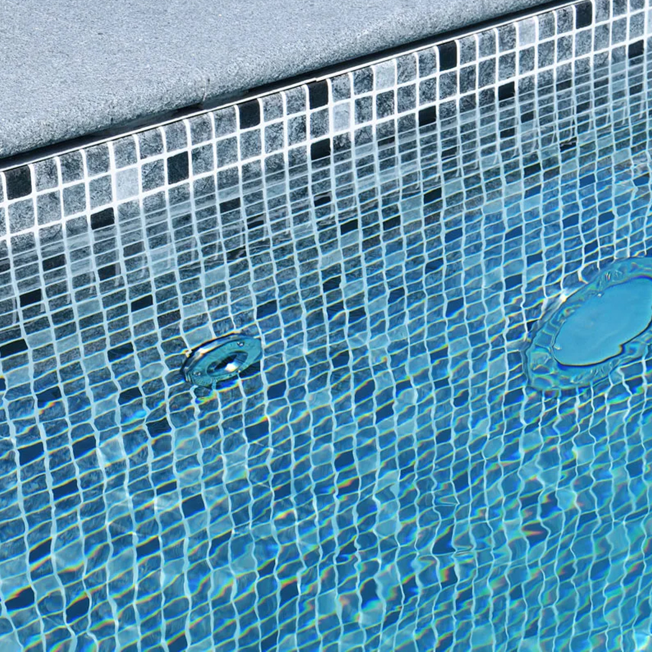 Pool liner är pooltillbehör som ger vattnet sin färg
