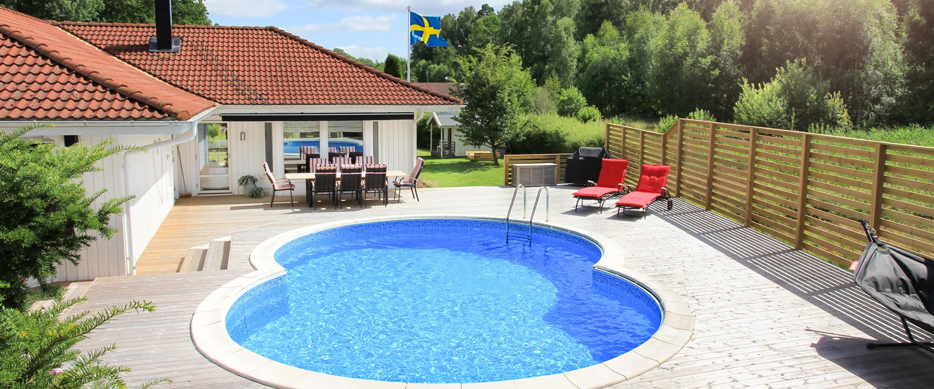 Åttaformad pool är lättplacerad och ger liv på tomten med sina böljande former